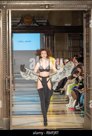 London, Großbritannien. 15. Februar 2019 unter dem Dach der Mode in London, UK. Fashion Week AW 19 bei der Freimaurer Hall, Queens Street, der Slowakische Mode Rat desinger Lukas Krnac Credit: Ian Davidson/Alamy leben Nachrichten Stockfoto