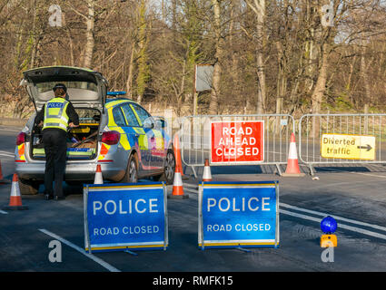 Gullane, East Lothian, Schottland, Großbritannien, 15. Februar 2019. Zwei Autos verwickelt in einen Zusammenstoß Crash auf der A198 Küstenstraße. Die Polizei schließt die Straße mit Barrieren und Straße geschlossen Zeichen Stockfoto