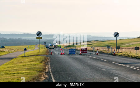 Gullane, East Lothian, Schottland, Großbritannien, 15. Februar 2019. Zwei Autos verwickelt in einen Zusammenstoß Crash auf der A198 Küstenstraße auf dem geraden Abschnitt außerhalb Gullane Golfplatz auf West Links Road. Der Unfall geschah gegen 13 Uhr und das war stundenlang geschlossen. Niemand wurde schwer verletzt. Die Polizei schließt die Straße mit Barrieren und Straße geschlossen Zeichen Stockfoto