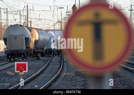 15. Februar 2019, Bayern, Augsburg: Güterwagen stehen neben den Gleisen. Während der Nacht mehrere leere Wagen dieser Zug hatte entgleist und die Schienen und Oberleitung beschädigt. Foto: Stefan Puchner/dpa Stockfoto