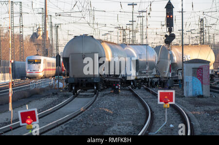 15. Februar 2019, Bayern, Augsburg: Güterwagen stehen neben den Gleisen. Während der Nacht mehrere leere Wagen dieser Zug hatte entgleist und die Schienen und Oberleitung beschädigt. Foto: Stefan Puchner/dpa Stockfoto