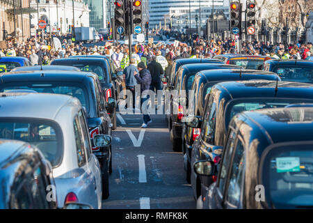 London, Großbritannien. 15 Feb, 2019. Taxis führen ihre wöchentliche Blockade von Westminster gegen London Straßensperrungen - Diese Woche ihre Anstrengungen von Schülern in den Streik über das Fehlen von Maßnahmen gegen den Klimawandel überfordert sind. Credit: Guy Bell/Alamy leben Nachrichten Stockfoto