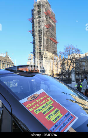 London, Großbritannien. 15. Feb 2019. Black Cab Treiber wieder bringen Teile Londons zum Stillstand und blockieren Straßen rund um den Parliament Square, Westminster mit ihren laufenden Protest gegen Pläne aus Fahren auf Straßen in Teilen der Hauptstadt zu verbieten. Credit: Imageplotter Nachrichten und Sport/Alamy leben Nachrichten Stockfoto