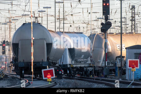 15. Februar 2019, Bayern, Augsburg: Güterwagen stehen neben den Gleisen. Während der Nacht mehrere leere Wagen dieser Zug hatte entgleist und die Schienen und Oberleitung beschädigt. Foto: Stefan Puchner/dpa Stockfoto