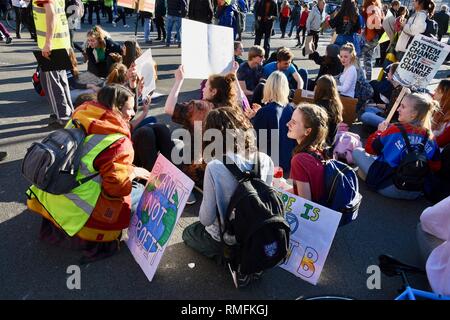 Jungen Demonstranten blockierten den Verkehr mit einem Sitzen protestieren. Klimawandel Demonstration, Parliament Square, London, UK Stockfoto