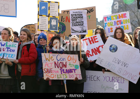 Bristol, UK. 15 Feb, 2019. Hunderte von Studenten und Schulkinder am College Green in Bristol gesammelt für ein Klima Streik, fordert von der Regierung, um Änderungen vorzunehmen. Eine Liste der Anforderungen wurde gebildet und an den Bürgermeister von Bristol von Bristols Jugendberater übergeben. Freier Fotograf, Lily Watts © Credit: Lily Watt/Alamy leben Nachrichten Stockfoto