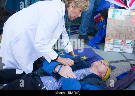 London, Großbritannien. 15 Feb, 2019. Nein zum Tod durch Brexit Mitkämpfer Stufe einen Stunt, Außerhalb der Abteilung für Gesundheit und Soziale Pflege Zentrale gegen das Fehlen klarer Leitlinien, die medizinische Versorgung wird nach dem Brexit werden. Der Stunt war, Leute in Blatt leichensäcke vor dem Eingang bei 39 Victoria Street, London SW 1 Credit: Bruce Tanner/Alamy leben Nachrichten Stockfoto