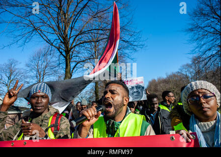 Den Haag, Niederlande. 15 Feb, 2019. Eine Demonstrantin gesehen Parolen während der Demonstration. Der Koordinierungsausschuss udan Unite" in den Niederlanden für die Unterstützung der sudanesischen organisiert eine im März an den Internationalen Strafgerichtshof in Den Haag, in Solidarität mit der Revolution im Sudan. Agains Credit: ZUMA Press, Inc./Alamy leben Nachrichten Stockfoto