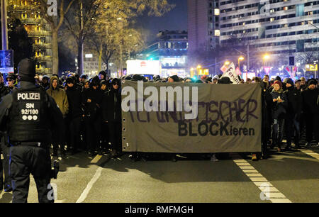 Dresden, Deutschland. 15 Feb, 2019. Teilnehmer von einer Demonstration der das Bündnis 'Dresden nazifrei' Protest gegen einen neo-nazi-März. Rechtsextremisten haben angekündigt, einen so genannten Trauermarsch die Zerstörung der Elbe Stadt im Zweiten Weltkrieg zu gedenken. Credit: Str./dpa/Alamy leben Nachrichten Stockfoto