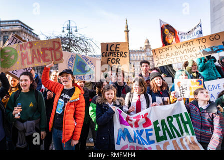 Glasgow, UK. 15. Februar 2019. Kinder sammeln vor Glasgow City Chambers als Teil des Klimawandels Streik Protest. Hunderte von Studenten und Schüler über Schottland nahmen an der ersten dieser Woche Großbritannien Europaweit tätige Jugend-Streiks, fordert die Regierungen in der ganzen Welt dringend Maßnahmen gegen den Klimawandel zu ergreifen. Credit: Andy Catlin/Alamy leben Nachrichten Stockfoto