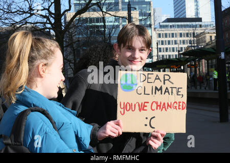 Manchester, Großbritannien. 15 Feb, 2019. Schüler und Studenten gehen Streik an einem Tag der nationalen Maßnahmen zu ergreifen, um die Probleme im Zusammenhang mit dem Klimawandel zu markieren. Rund 500 junge Menschen nahmen an einer Kundgebung in St. Peters Square, Manchester, UK, 15. Februar 2019 (C) Barbara Cook/Alamy Live News Credit: Barbara Koch/Alamy leben Nachrichten Stockfoto