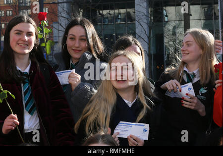 Manchester, Großbritannien. 15 Feb, 2019. Schüler und Studenten gehen Streik an einem Tag der nationalen Maßnahmen zu ergreifen, um die Probleme im Zusammenhang mit dem Klimawandel zu markieren. Rund 500 junge Menschen nahmen an einer Kundgebung in St. Peters Square, Manchester, UK, 15. Februar 2019 (C) Barbara Cook/Alamy Live News Credit: Barbara Koch/Alamy leben Nachrichten Stockfoto