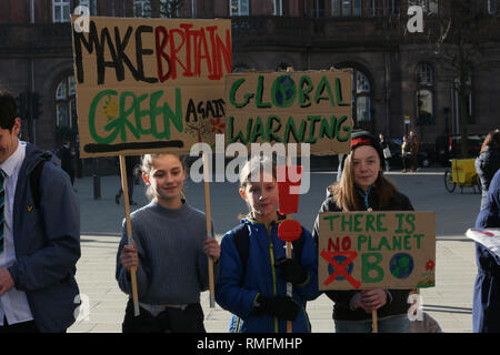 Manchester, Großbritannien. 15 Feb, 2019. Schüler und Studenten gehen Streik an einem Tag der nationalen Maßnahmen zu ergreifen, um die Probleme im Zusammenhang mit dem Klimawandel zu markieren. Rund 500 junge Menschen nahmen an einer Kundgebung in St. Peters Square, Manchester, UK, 15. Februar 2019 (C) Barbara Cook/Alamy Live News Credit: Barbara Koch/Alamy leben Nachrichten Stockfoto