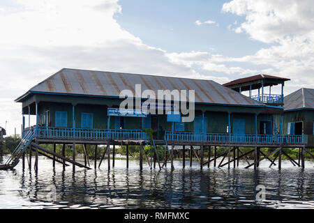 Gemeinschaft Fischereierzeugnisse Büro- und Sekundarschule auf Stelzen in schwimmenden Dorf in den Tonle Sap See. Kampong Phluk, Provinz Siem Reap, Kambodscha, Asien Stockfoto