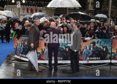 London, UK, 12. Mai 2014 Patrick Stewart Anzeichen für die Fans, da er kommt an der UK Premiere von "X-Men: Tage der Zukunft Vergangenheit' im Odeon Leicester Quadrat Stockfoto