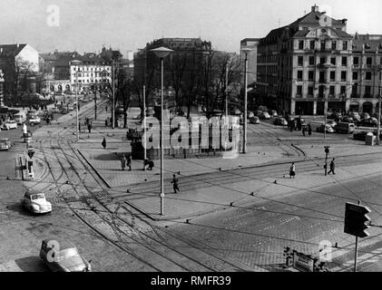 Die Münchner Karlsplatz, von der Sonnenstrasse fotografiert. Es gibt eine Menge Verkehr, der Stachusbrunnen wurde ab 1970 gebaut und die Kaufingerstraße war eine Fußgängerzone in 1972 erklärt. Stockfoto