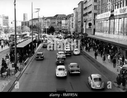 Viel Verkehr auf dem Stachus und in die Sonnenstrasse. Im Hintergrund der Turm der Kirche St. Matthäus am Sendlinger Tor. Stockfoto