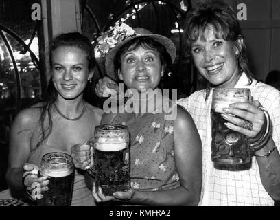 Die Schauspielerinnen (von links nach rechts) Andrea L'ARRONGE, Lis Verhoeven und Kai Fischer am "Oktoberfest" in München. Berühmte Besucher, Oktoberfest Stockfoto