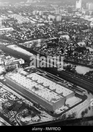 Winter Luftbild, die Druckerei der Sueddeutschen Zeitung auf der Hultschiner Straße in München. Im Hintergrund: die Münchner Stadtteil Bogenhausen. Stockfoto