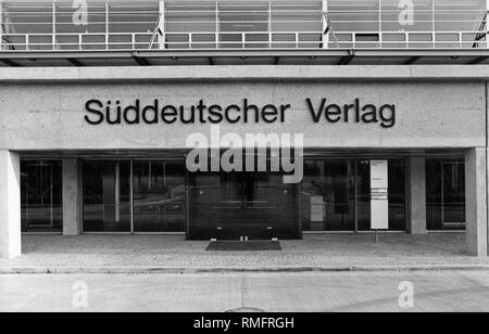 Haupteingang: Druckerei der Sueddeutschen Zeitung auf Hultschiner Straße in München. Über dem Eingang: Teilweise mit Blick auf die Halle. (Undatiertes Foto) Stockfoto