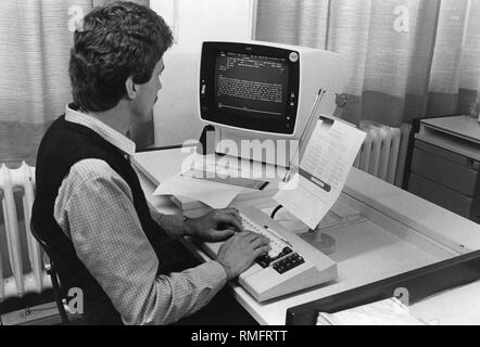 Ein Mitarbeiter der SZ arbeitet auf der IVS (Processing System integriert). (Undatiertes Foto) Stockfoto