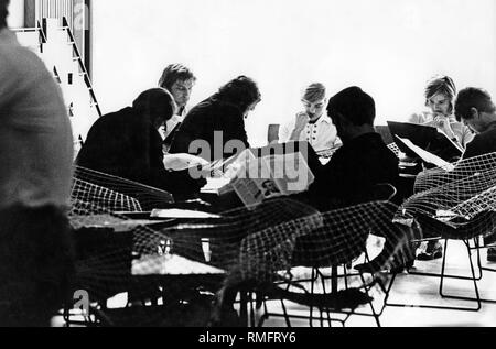 Studenten aus Freiburg Lesen sie Zeitschriften in Designer Sessel 'Diamond Chair' von Harry Bertoia im Lesesaal der Albert-Ludwigs-Universität. Stockfoto