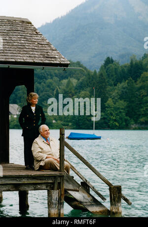 Der frühere deutsche Bundeskanzler Helmut Kohl (rechts) mit seiner Frau Hannelore am Wolfgangsee bei einem Urlaub in St. Gilgen am Wolfgangsee in Österreich. Stockfoto