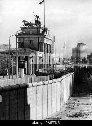 Blick über die Berliner Mauer am Brandenburger Tor und der befestigungsanlagen installiert. Stockfoto