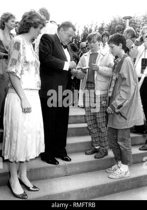 Bayerischen Ministerpräsidenten Franz Josef Strauss Autogramme für Kinder vor der Eröffnung der Bayreuther Festspiele mit der Oper "Tristan und Isolde" von Richard Wagner. Auf der linken Seite, seine Tochter Monika Hohlmeier. Stockfoto