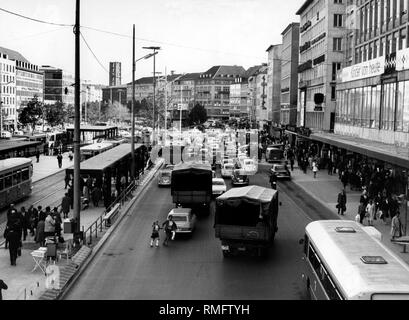 Viel Verkehr auf dem Stachus und in die Sonnenstrasse. Im Hintergrund der Kirchturm von St. Matthäus am Sendlinger Tor. Undatiertes Foto. Stockfoto