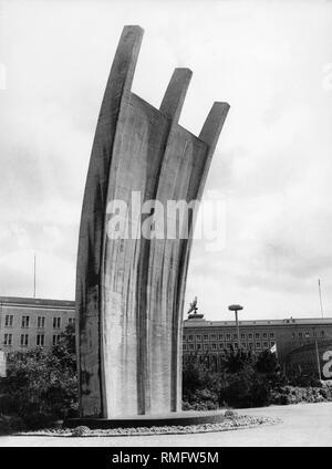 Das Denkmal für die Opfer der Berliner Luftbrücke Auf dem Flughafen Tempelhof. Undatiertes Foto, vermutlich in den 1930er Jahren. Stockfoto