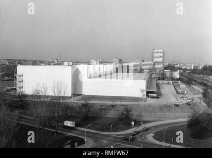 Druckerei der Sueddeutschen Zeitung auf Hultschiner Straße in München, Außenansicht von Osten. (Undatiertes Foto) Stockfoto