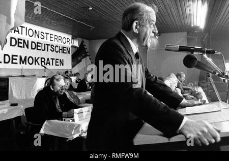 Der NPD-Vorsitzende Martin Mussgnug, spricht an der Nationalen Parteitag der NPD an. Im Hintergrund hängt eine Fahne, die lautet: "Integration Terror Deutschland, der Deutschen Demokraten". Stockfoto