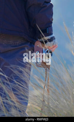 Person, die Retro Stil der Kamera in der Hand Stockfoto