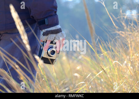 Person, die Retro Stil der Kamera in der Hand Stockfoto