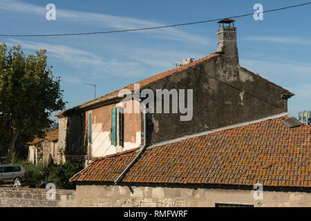 Der französischen Provinz Gebäude renoviert in Arles im Süden von Frankreich, Europa Stockfoto