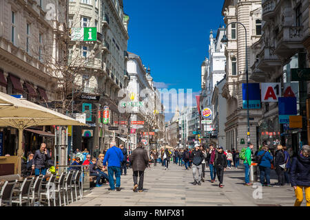Wien, ÖSTERREICH - April 2018: die Kärntner Straße, der bekanntesten Einkaufsstraße im Zentrum Wiens Stockfoto