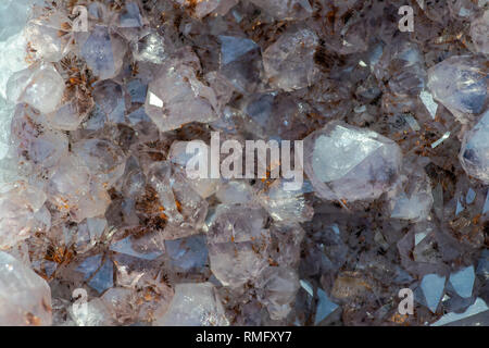 Amethyst natürliche crystal Cluster mit Goethit Einschlüsse aus Brasilien auf weißem Schnee an einem sonnigen Wintertag. Stockfoto