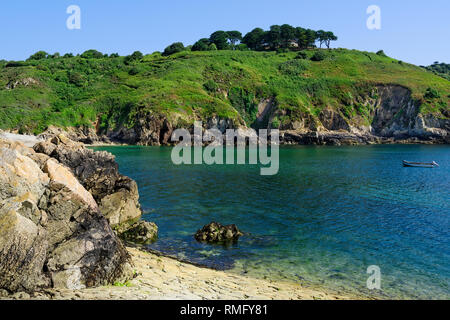 Blaues Wasser und schroffen Klippen im Hafen Saints Bay, Guernsey. Stockfoto