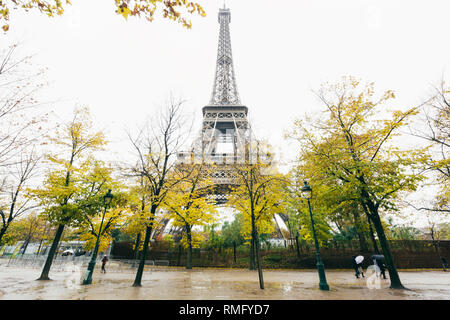 Paris (Frankreich) - Tour Eiffel in einer regnerischen Tag und natürlichen Farben des Herbstes Stockfoto