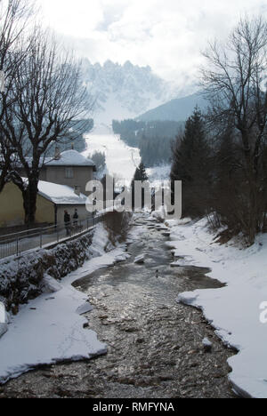 Blick von Innichen/San Candido zu den Skipisten und die Berge, Dolomiten, Italien Stockfoto