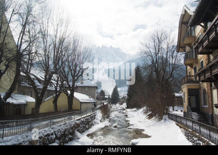 Blick von Innichen/San Candido zu den Skipisten und die Berge, Dolomiten, Italien Stockfoto