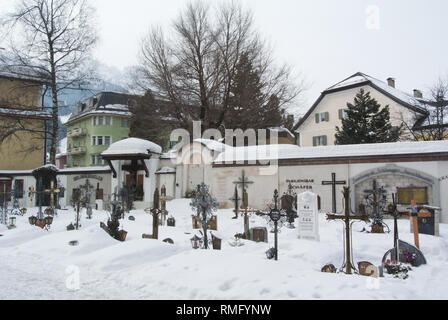 Metall Kreuze auf dem Friedhof der St. Michael, Innichen, Dolomiten, Italien Stockfoto