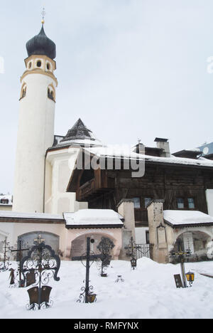 Kirche St. Michael, Innichen, mit traditionellen schmiedeeisernen ernste Markierungen Stockfoto