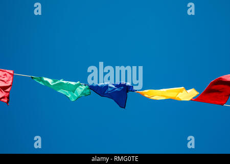 Mehrfarbige dreieckige Flaggen am Himmel in einem Outdoor Feier Party hängen. Stockfoto