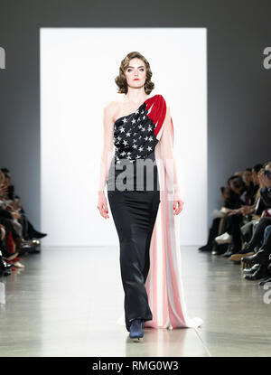 Modell Spaziergänge Landebahn für Zang Toi Herbst/Winter Kollektion während der New York Fashion Week am Frühling Studios (Foto von Lew Radin/Pacific Press) Stockfoto