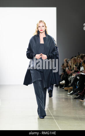 Modell Spaziergänge Landebahn für Zang Toi Herbst/Winter Kollektion während der New York Fashion Week am Frühling Studios (Foto von Lew Radin/Pacific Press) Stockfoto