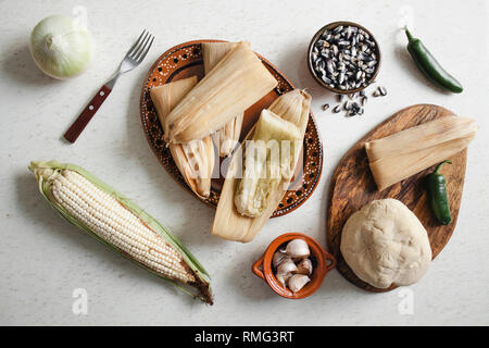 Teig in der Nähe von Mais Schale und Gewürze für Tamales Stockfoto