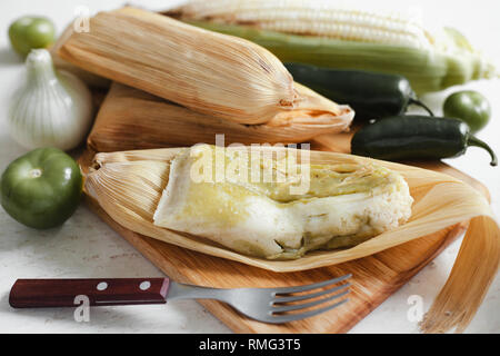 Teig in der Nähe von Mais Schale und Gewürze für Tamales Stockfoto