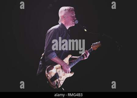 Torino, Italien. 14 Feb, 2019. Max Casacci, Gitarrist und Komponist der Italienischen Rockband Subsonica, live auf der Bühne in Turin, am Pala Alpitour, für die '8'-Tour 2019. Credit: Alessandro Bosio/Pacific Press/Alamy leben Nachrichten Stockfoto